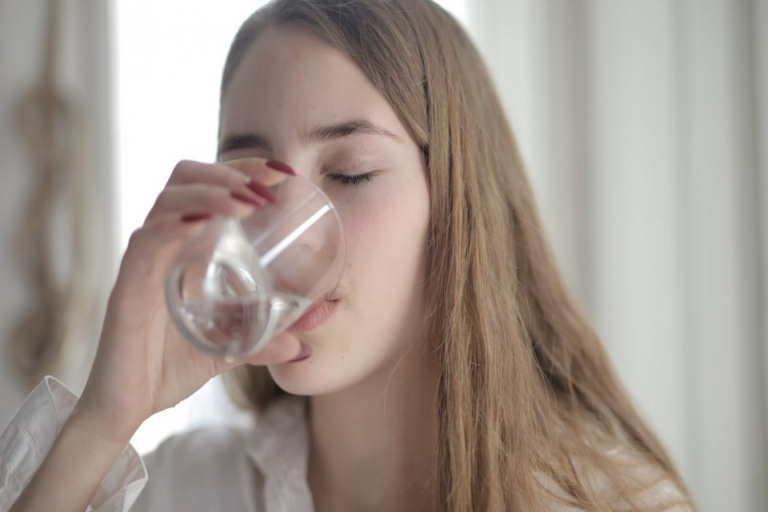 Benarkah Minum Air Garam Bisa Menyeimbangkan Kelebihan Air Dalam Tubuh?